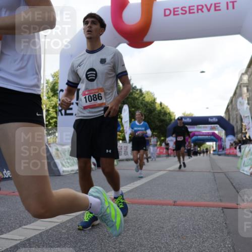 06.09.2026 - CURREX Alsterlauf Yannick Fuchs http://msf.ph/oto/10230912 06.09.2026 11:54:29 Ziel 1078, 1086, 1104, 1151, 1191, 1328, 1332, 1339, 8185, 8239, 8240 meine-sportfotos.de