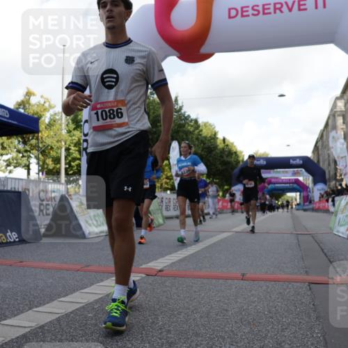 06.09.2026 - CURREX Alsterlauf Yannick Fuchs http://msf.ph/oto/10230913 06.09.2026 11:54:29 Ziel 1078, 1086, 1104, 1151, 1191, 1328, 1332, 1339, 8185, 8239, 8240 meine-sportfotos.de
