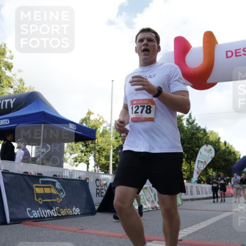 06.09.2026 - CURREX Alsterlauf Yannick Fuchs http://msf.ph/oto/10231080 06.09.2026 11:55:13 Ziel 1073, 1141, 1147, 1170, 1183, 1196, 1243, 1273, 1278, 1307, 1338, 1341, 8344 meine-sportfotos.de