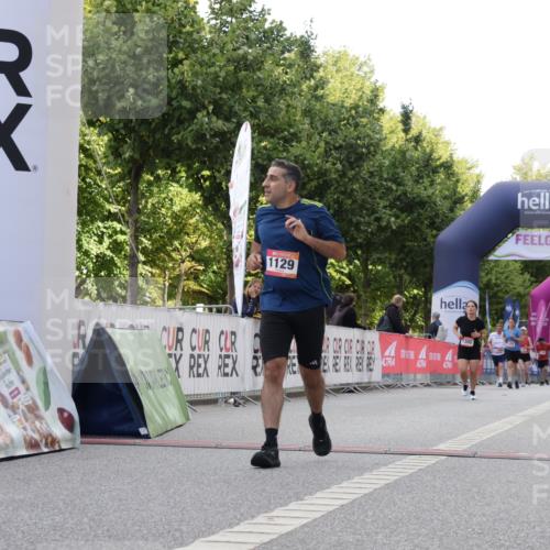 06.09.2026 - CURREX Alsterlauf Yannick Fuchs http://msf.ph/oto/10231085 06.09.2026 11:57:21 Ziel 1129, 1345, 1346, 8138 meine-sportfotos.de