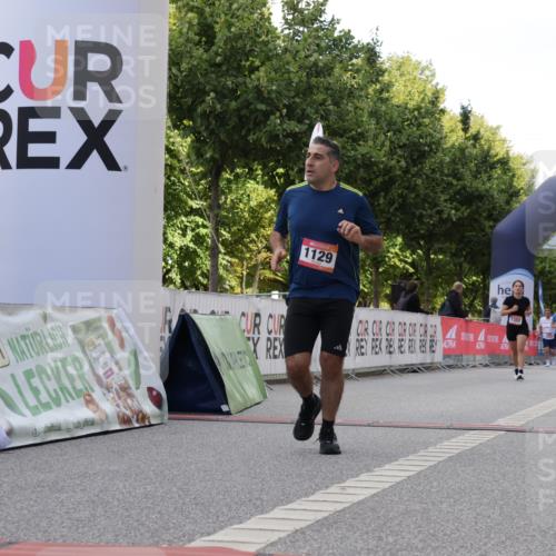 06.09.2026 - CURREX Alsterlauf Yannick Fuchs http://msf.ph/oto/10231105 06.09.2026 11:57:22 Ziel 1129, 1346, 8138 meine-sportfotos.de