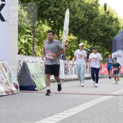06.09.2026 - CURREX Alsterlauf Yannick Fuchs http://msf.ph/oto/10231213 06.09.2026 11:55:57 Ziel 1072, 1109, 1110, 1149, 1299, 1344, 8042, 8103, 8251, 8346 meine-sportfotos.de