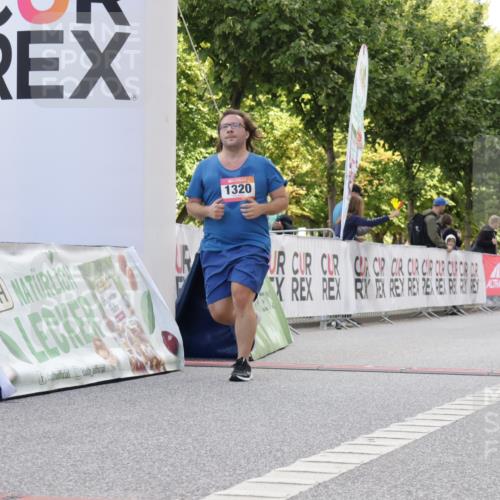 06.09.2026 - CURREX Alsterlauf Yannick Fuchs http://msf.ph/oto/10231240 06.09.2026 11:56:05 Ziel 1109, 1110, 1299, 1320, 1344, 8103, 8312 meine-sportfotos.de