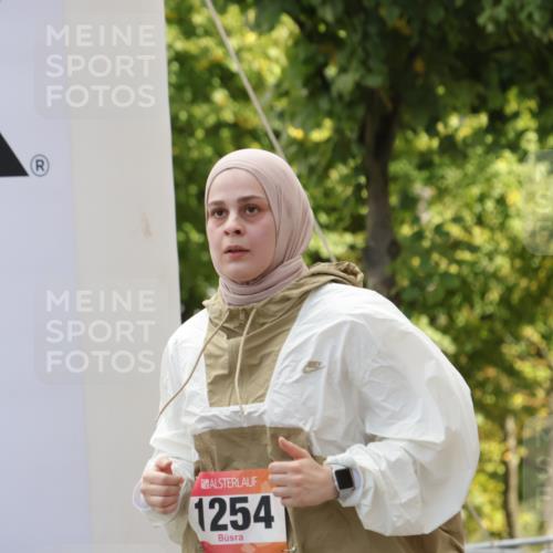 06.09.2026 - CURREX Alsterlauf Yannick Fuchs http://msf.ph/oto/10231714 06.09.2026 11:59:13 Ziel 1081, 1254, 1304 meine-sportfotos.de