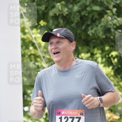 06.09.2026 - CURREX Alsterlauf Yannick Fuchs http://msf.ph/oto/10231725 06.09.2026 11:59:16 Ziel 1037, 1038, 1254, 1304, 1330 meine-sportfotos.de