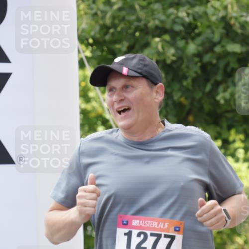 06.09.2026 - CURREX Alsterlauf Yannick Fuchs http://msf.ph/oto/10231726 06.09.2026 11:59:17 Ziel 1037, 1038, 1254, 1304, 1330 meine-sportfotos.de