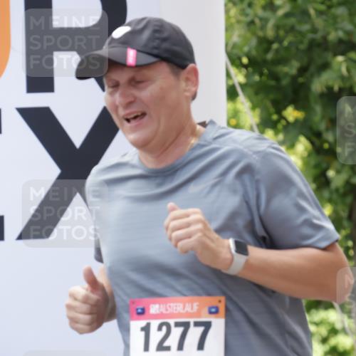 06.09.2026 - CURREX Alsterlauf Yannick Fuchs http://msf.ph/oto/10231729 06.09.2026 11:59:17 Ziel 1037, 1038, 1254, 1304, 1330 meine-sportfotos.de