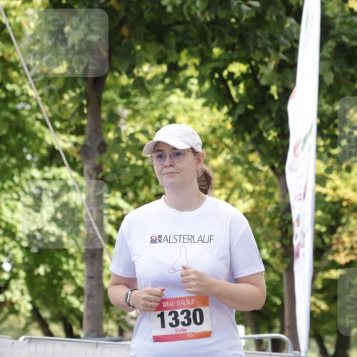 06.09.2026 - CURREX Alsterlauf Yannick Fuchs http://msf.ph/oto/10231732 06.09.2026 11:59:19 Ziel 1037, 1038, 1254, 1304, 1330 meine-sportfotos.de