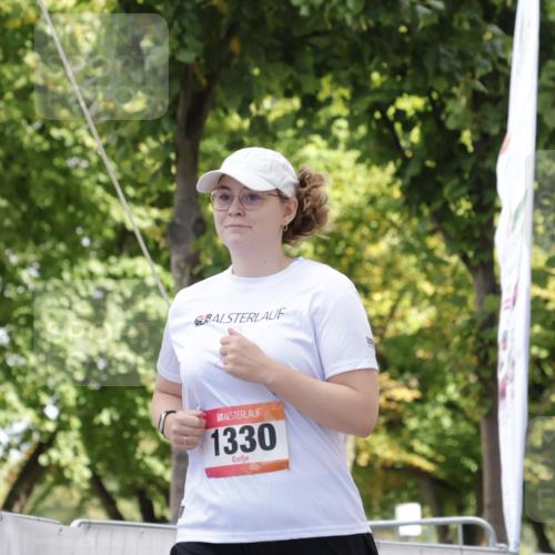 06.09.2026 - CURREX Alsterlauf Yannick Fuchs http://msf.ph/oto/10231733 06.09.2026 11:59:19 Ziel 1037, 1038, 1254, 1304, 1330 meine-sportfotos.de