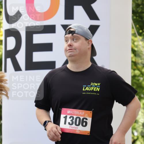 06.09.2026 - CURREX Alsterlauf Yannick Fuchs http://msf.ph/oto/10231785 06.09.2026 11:58:26 Ziel 1158, 1306, 8016 meine-sportfotos.de