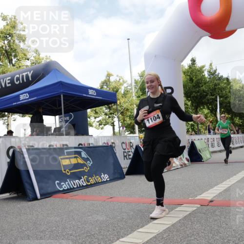 06.09.2026 - CURREX Alsterlauf Yannick Fuchs http://msf.ph/oto/10231881 06.09.2026 12:00:13 Ziel 1104, 1276, 1289, 1315, 1322, 8239, 8240 meine-sportfotos.de