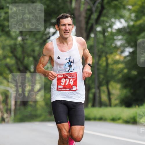 13.09.2026 - 21. swb-Marathon Bremen TobiasT http://msf.ph/oto/10241772 13.09.2026 11:13:19 Laufen 974, 0213, 2038, 21 meine-sportfotos.de