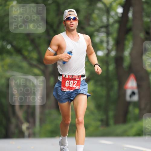 13.09.2026 - 21. swb-Marathon Bremen TobiasT http://msf.ph/oto/10242056 13.09.2026 11:20:19 Laufen 692 meine-sportfotos.de