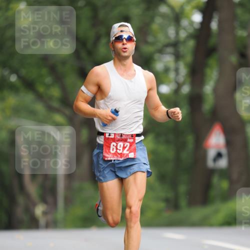 13.09.2026 - 21. swb-Marathon Bremen TobiasT http://msf.ph/oto/10242060 13.09.2026 11:20:19 Laufen 692 meine-sportfotos.de