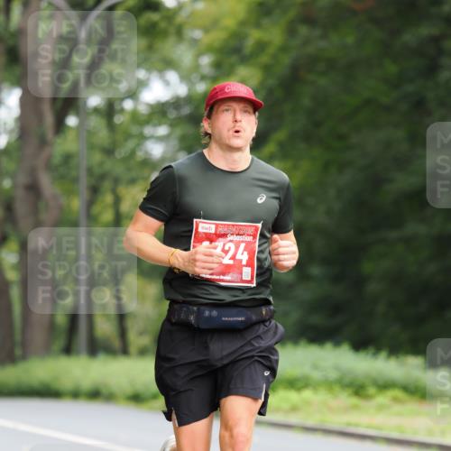13.09.2026 - 21. swb-Marathon Bremen TobiasT http://msf.ph/oto/10242273 13.09.2026 11:22:29 Laufen 24, 26 meine-sportfotos.de