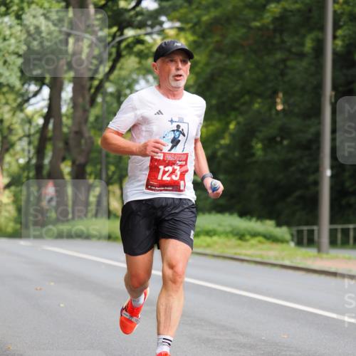 13.09.2026 - 21. swb-Marathon Bremen TobiasT http://msf.ph/oto/10243953 13.09.2026 11:44:06 Laufen 123, 21, 245 meine-sportfotos.de