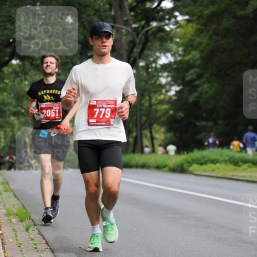 13.09.2026 - 21. swb-Marathon Bremen TobiasT http://msf.ph/oto/10244253 13.09.2026 11:47:11 Laufen 2051, 779, 1754, 21, 126 meine-sportfotos.de