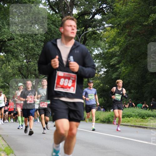 13.09.2026 - 21. swb-Marathon Bremen TobiasT http://msf.ph/oto/10244567 13.09.2026 11:50:18 Laufen 1014, 898, 9522, 8077 meine-sportfotos.de