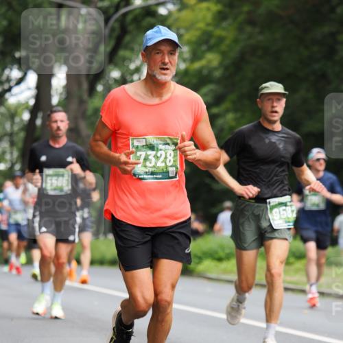 13.09.2026 - 21. swb-Marathon Bremen TobiasT http://msf.ph/oto/10244836 13.09.2026 11:52:32 Laufen 5505, 7328, 21, 9582 meine-sportfotos.de