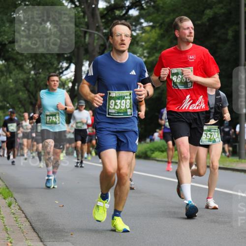 13.09.2026 - 21. swb-Marathon Bremen TobiasT http://msf.ph/oto/10245172 13.09.2026 11:54:28 Laufen 8743, 9398, 1, 8850, 5570 meine-sportfotos.de