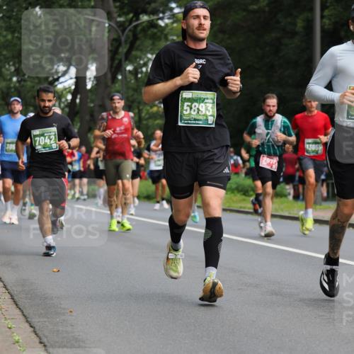 13.09.2026 - 21. swb-Marathon Bremen TobiasT http://msf.ph/oto/10245185 13.09.2026 11:54:34 Laufen 305, 7042, 7, 5893, 21, 26, 13055 meine-sportfotos.de