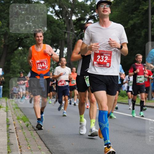 13.09.2026 - 21. swb-Marathon Bremen TobiasT http://msf.ph/oto/10245215 13.09.2026 11:54:59 Laufen 1443, 1435, 232, 25, 6657 meine-sportfotos.de