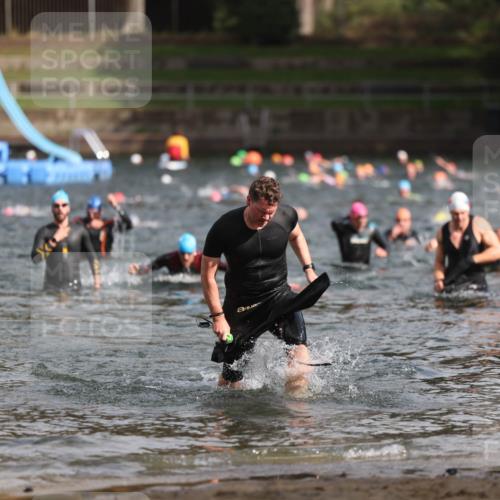 13.09.2026 - Stadtparktriathlon Mo-Foto http://msf.ph/oto/10259739 13.09.2026 11:30:24 Schwimmen 897, 927 meine-sportfotos.de