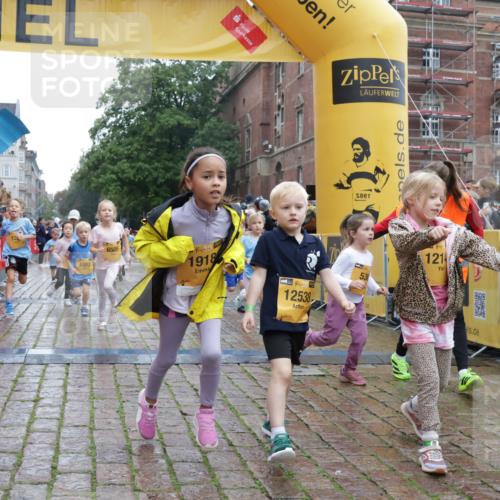 13.09.2026 - Kiel Lauf Yannick Fuchs http://msf.ph/oto/10271883 13.09.2026 08:34:42 Ziel 831, 1104, 1105, 2108, 2276, 2622, 2641, 3058, 3953, 5022, 5579, 5625, 5897, 5922, 6335, 6369, 7348, 7382, 7957, 8423, 8528, 8836, 8983, 9167, 9179, 9758, 9765, 9881, 10023, 10106, 10180, 11150, 11457, 12516, 12549, 126, 138, 657, 720, 1103, 1623, 1624, 2140, 2612, 2740, 2769, 3023, 3118, 3277, 3380, 4016, 4417, 4584, 4796, 5099, 5324, 6111, 6453, 7042, 7135, 7408, 8226, 8333, 8423, 8478, 8930, 8983, 9047, 9211, 9945, 10121, 10713, 10815, 11365, 11572, 12100, 1103, 10121 meine-sportfotos.de