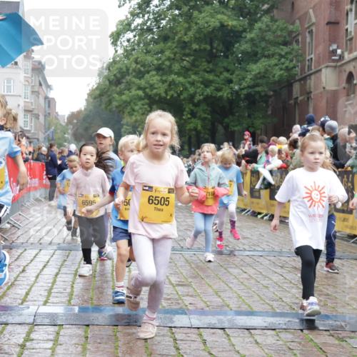 13.09.2026 - Kiel Lauf Yannick Fuchs http://msf.ph/oto/10271900 13.09.2026 08:34:43 Ziel 831, 1104, 1105, 2108, 2276, 2622, 2641, 3058, 3953, 4989, 5022, 5579, 5625, 5897, 5922, 6335, 6369, 7348, 7382, 7957, 8528, 8836, 9167, 9179, 9758, 9765, 9881, 10023, 10106, 11150, 11158, 11457, 12352, 12516, 12549, 126, 138, 657, 720, 1103, 1623, 1624, 2612, 2740, 2769, 3023, 3118, 3277, 3380, 4016, 4417, 4584, 4796, 5099, 6111, 7042, 7135, 7408, 8226, 8333, 8423, 8930, 8983, 9047, 9211, 9945, 10121, 10713, 10815, 11365, 11572, 12100, 1103, 10121 meine-sportfotos.de