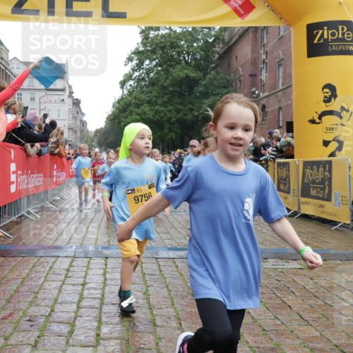 13.09.2026 - Kiel Lauf Yannick Fuchs http://msf.ph/oto/10272038 13.09.2026 08:34:47 Ziel 831, 1104, 1105, 2108, 2276, 2622, 2641, 3953, 4989, 5022, 5579, 5625, 5922, 6335, 6369, 7348, 7382, 8339, 8358, 8499, 8528, 8836, 9167, 9179, 9765, 9881, 10023, 11150, 11158, 11457, 12141, 12352, 12538, 12549, 126, 138, 657, 720, 1623, 1624, 2108, 2612, 2740, 2769, 3023, 3058, 3118, 3277, 3380, 4016, 4417, 4584, 4796, 5099, 5897, 6111, 7042, 7135, 7408, 7957, 8226, 8333, 8423, 8930, 8983, 9047, 9211, 9945, 10713, 10815, 12100, 1103, 9211, 10121 meine-sportfotos.de