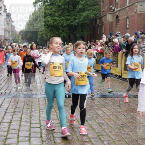 13.09.2026 - Kiel Lauf Yannick Fuchs http://msf.ph/oto/10272403 13.09.2026 08:35:13 Ziel 192, 230, 242, 782, 1148, 1764, 2071, 2495, 2715, 2917, 2987, 5066, 5076, 5091, 5581, 6037, 6195, 6444, 6448, 6617, 6785, 6910, 7074, 7083, 7126, 7133, 7421, 7882, 7885, 8109, 8800, 8984, 9159, 9262, 9888, 9927, 10588, 10875, 10935, 11070, 530, 717, 729, 756, 809, 831, 1010, 1104, 1105, 1116, 1269, 1918, 2005, 2276, 2622, 2641, 2643, 2736, 2774, 3953, 4696, 4989, 5022, 5042, 5416, 5579, 5625, 5922, 6335, 6369, 6503, 6505, 6595, 7348, 8836 meine-sportfotos.de