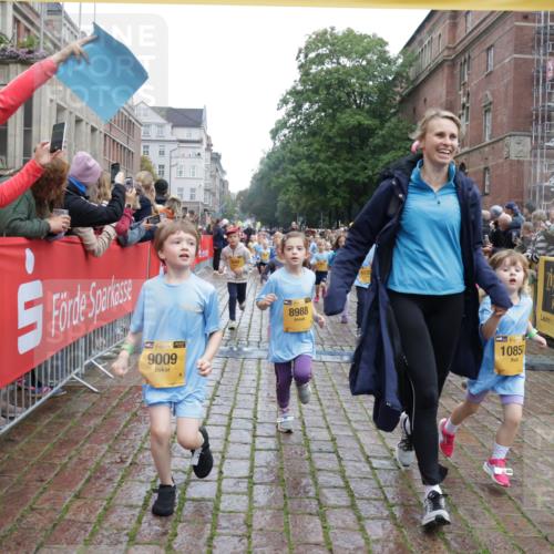 13.09.2026 - Kiel Lauf Yannick Fuchs http://msf.ph/oto/10272495 13.09.2026 08:35:20 Ziel 192, 242, 434, 782, 1148, 1691, 2207, 2495, 2582, 2652, 2715, 4418, 4695, 4990, 5581, 5583, 5607, 5880, 6037, 6195, 6444, 6617, 6708, 6785, 6910, 7083, 7126, 7133, 7882, 7885, 8336, 8369, 8451, 8800, 8984, 9159, 9262, 9888, 9927, 9950, 10081, 10588, 11070, 230, 530, 717, 729, 756, 809, 1010, 1104, 1105, 1116, 1269, 1764, 1918, 2005, 2071, 2643, 2736, 2774, 2917, 2987, 4696, 4989, 5042, 5066, 5076, 5091, 5416, 5579, 5922, 6335, 6503, 6505, 6595, 7348, 165 meine-sportfotos.de