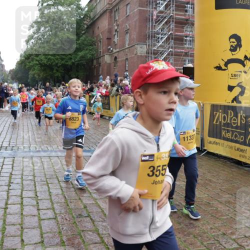 13.09.2026 - Kiel Lauf Yannick Fuchs http://msf.ph/oto/10272560 13.09.2026 08:35:23 Ziel 192, 242, 434, 782, 865, 1148, 1308, 1691, 2207, 2495, 2582, 2652, 2715, 3144, 3160, 4381, 4418, 4695, 4990, 5090, 5581, 5583, 5607, 5880, 6037, 6195, 6444, 6617, 6708, 6833, 6910, 7126, 7133, 7628, 8009, 8336, 8340, 8369, 8451, 8800, 8815, 8984, 9159, 9262, 9927, 9950, 10081, 10588, 10958, 11307, 11844, 230, 242, 530, 717, 729, 756, 809, 1010, 1116, 1269, 1764, 1918, 2005, 2071, 2643, 2736, 2774, 2917, 2987, 4696, 4989, 5042, 5066, 5076, 5091, 5416, 6503, 6505, 6595, 165 meine-sportfotos.de
