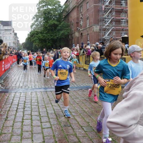 13.09.2026 - Kiel Lauf Yannick Fuchs http://msf.ph/oto/10272563 13.09.2026 08:35:23 Ziel 192, 242, 434, 782, 865, 1148, 1308, 1691, 2207, 2495, 2582, 2652, 2715, 3144, 3160, 4381, 4418, 4695, 4990, 5090, 5581, 5583, 5607, 5880, 6037, 6195, 6444, 6617, 6708, 6833, 6910, 7126, 7133, 7628, 8009, 8336, 8340, 8369, 8451, 8800, 8815, 8984, 9159, 9262, 9927, 9950, 10081, 10588, 10958, 11307, 11844, 230, 242, 530, 717, 729, 756, 809, 1010, 1116, 1269, 1764, 1918, 2005, 2071, 2643, 2736, 2774, 2917, 2987, 4696, 4989, 5042, 5066, 5076, 5091, 5416, 6503, 6505, 6595, 165 meine-sportfotos.de