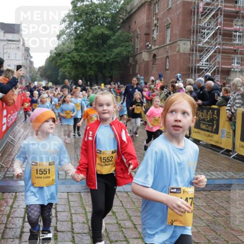 13.09.2026 - Kiel Lauf Yannick Fuchs http://msf.ph/oto/10273165 13.09.2026 08:35:58 Ziel 119, 741, 1690, 1850, 2618, 2882, 2911, 3100, 3497, 3762, 5028, 5146, 5181, 5566, 5827, 5905, 5949, 5990, 6446, 6508, 6589, 6741, 7383, 7573, 7781, 8357, 9023, 9026, 9234, 9978, 10642, 10922, 11203, 11639, 11905, 12203, 12205, 12227, 12354, 165, 304, 434, 705, 865, 1152, 1216, 1240, 1308, 1516, 1691, 2018, 2207, 2619, 2652, 2684, 3144, 3160, 3236, 3556, 4030, 4319, 4381, 4924, 5090, 5245, 5343, 5853, 6833, 7628, 8009, 8301, 8340, 8539, 8815, 8988, 464, 569, 740, 858, 865 meine-sportfotos.de