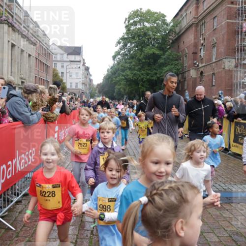 13.09.2026 - Kiel Lauf Yannick Fuchs http://msf.ph/oto/10273315 13.09.2026 08:36:04 Ziel 119, 440, 690, 832, 1552, 1690, 2618, 2621, 2882, 2911, 3053, 3100, 3746, 3762, 5146, 5181, 5308, 5566, 5905, 5990, 6171, 6446, 6508, 6589, 6741, 7383, 7573, 7781, 8638, 9023, 9026, 9234, 9252, 10043, 10147, 10351, 10576, 10642, 11203, 11639, 12203, 12227, 12336, 12558, 165, 304, 705, 741, 1152, 1216, 1240, 1516, 1850, 2018, 2619, 2684, 3236, 3556, 4030, 4319, 4924, 5245, 5343, 5853, 8301, 8539, 8988, 464, 569, 740, 858, 865, 3160 meine-sportfotos.de