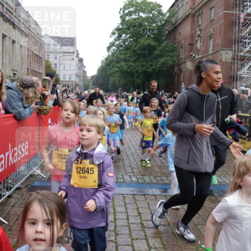 13.09.2026 - Kiel Lauf Yannick Fuchs http://msf.ph/oto/10273328 13.09.2026 08:36:05 Ziel 119, 440, 690, 832, 1551, 1552, 1690, 2618, 2621, 2882, 2911, 3053, 3100, 3746, 3762, 5146, 5181, 5308, 5905, 5990, 6171, 6446, 6508, 6589, 6741, 7383, 7573, 7781, 8638, 9023, 9026, 9234, 9252, 10043, 10147, 10351, 10576, 10642, 11203, 11639, 12203, 12227, 12336, 12558, 165, 304, 705, 741, 1152, 1216, 1240, 1516, 1850, 2018, 2619, 2684, 3236, 3556, 4030, 4319, 4924, 5245, 5343, 5853, 8301, 8539, 8988, 464, 569, 740, 858, 865, 3160 meine-sportfotos.de