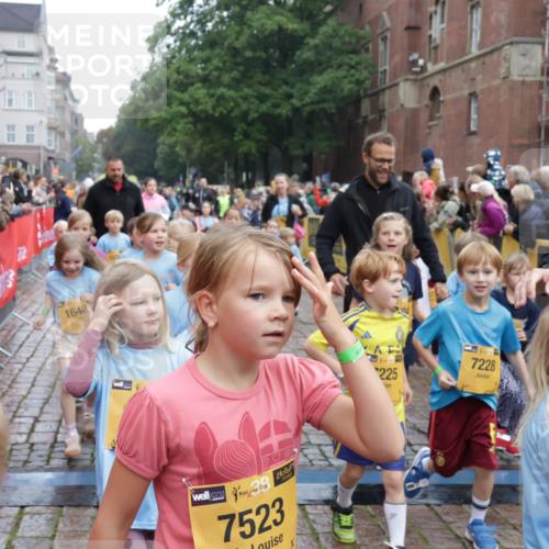 13.09.2026 - Kiel Lauf Yannick Fuchs http://msf.ph/oto/10273364 13.09.2026 08:36:06 Ziel 119, 440, 690, 832, 1551, 1552, 1690, 2618, 2621, 2882, 2911, 3053, 3100, 3746, 3762, 5146, 5181, 5308, 5905, 5990, 6022, 6171, 6446, 6508, 6589, 6741, 7383, 7573, 7781, 7842, 8638, 9023, 9026, 9234, 9252, 10043, 10147, 10351, 10576, 10642, 11203, 11639, 12203, 12336, 12558, 165, 304, 705, 741, 1152, 1240, 1516, 1850, 2018, 2619, 2684, 3236, 3556, 4030, 4319, 4924, 5245, 5343, 5853, 8301, 8539, 8988, 464, 569, 740, 858, 865, 3160 meine-sportfotos.de