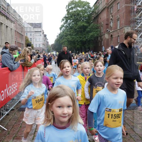 13.09.2026 - Kiel Lauf Yannick Fuchs http://msf.ph/oto/10273409 13.09.2026 08:36:08 Ziel 440, 690, 740, 832, 1551, 1552, 1690, 2618, 2621, 2911, 3053, 3149, 3746, 3762, 4007, 4474, 5146, 5308, 5905, 5990, 6022, 6171, 6446, 6589, 6741, 7383, 7573, 7634, 7781, 7842, 8638, 9023, 9026, 9234, 9252, 10043, 10147, 10351, 10576, 10642, 11203, 11577, 11639, 12203, 12336, 12558, 119, 165, 304, 705, 741, 1152, 1240, 1516, 1850, 2018, 2618, 2619, 2684, 2882, 3236, 3556, 4030, 4319, 4924, 5245, 5343, 5853, 8301, 8539, 464, 569, 858, 865, 3160 meine-sportfotos.de