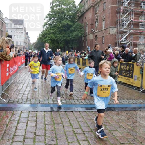 13.09.2026 - Kiel Lauf Yannick Fuchs http://msf.ph/oto/10273647 13.09.2026 08:36:20 Ziel 71, 308, 464, 465, 569, 740, 858, 923, 1551, 1648, 1829, 1875, 2310, 2328, 3149, 3434, 3656, 3689, 4002, 4007, 4473, 4474, 4495, 4500, 5481, 5486, 5499, 5842, 6022, 6101, 6143, 6491, 6838, 7128, 7147, 7225, 7228, 7523, 7629, 7634, 7679, 7842, 7908, 8228, 8267, 8961, 9625, 9794, 10111, 10140, 10712, 11355, 11577, 11592, 11782, 12239, 12447, 12504, 12645, 119, 440, 690, 741, 832, 1551, 1552, 1690, 1850, 2618, 2621, 2882, 2911, 3053 meine-sportfotos.de