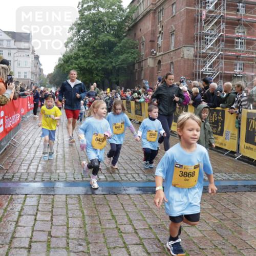 13.09.2026 - Kiel Lauf Yannick Fuchs http://msf.ph/oto/10273653 13.09.2026 08:36:20 Ziel 71, 308, 464, 465, 569, 740, 858, 923, 1551, 1648, 1829, 1875, 2310, 2328, 3149, 3434, 3656, 3689, 4002, 4007, 4473, 4474, 4495, 4500, 5481, 5486, 5499, 5842, 6022, 6101, 6143, 6491, 6838, 7128, 7147, 7225, 7228, 7523, 7629, 7634, 7679, 7842, 7908, 8228, 8267, 8961, 9625, 9794, 10111, 10140, 10712, 11355, 11577, 11592, 11782, 12239, 12447, 12504, 12645, 119, 440, 690, 741, 832, 1551, 1552, 1690, 1850, 2618, 2621, 2882, 2911, 3053 meine-sportfotos.de