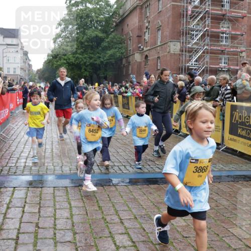 13.09.2026 - Kiel Lauf Yannick Fuchs http://msf.ph/oto/10273662 13.09.2026 08:36:20 Ziel 71, 308, 464, 465, 569, 740, 858, 923, 1551, 1648, 1829, 1875, 2310, 2328, 3149, 3434, 3656, 3689, 4002, 4007, 4473, 4474, 4495, 4500, 5481, 5486, 5499, 5842, 6022, 6101, 6143, 6491, 6838, 7128, 7147, 7225, 7228, 7523, 7629, 7634, 7679, 7842, 7908, 8228, 8267, 8961, 9625, 9794, 10111, 10140, 10712, 11355, 11577, 11592, 11782, 12239, 12447, 12504, 12645, 119, 440, 690, 741, 832, 1551, 1552, 1690, 1850, 2618, 2621, 2882, 2911, 3053 meine-sportfotos.de