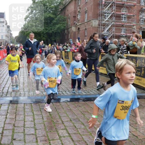 13.09.2026 - Kiel Lauf Yannick Fuchs http://msf.ph/oto/10273670 13.09.2026 08:36:20 Ziel 71, 308, 464, 465, 569, 740, 858, 923, 1551, 1648, 1829, 1875, 2310, 2328, 3149, 3434, 3656, 3689, 4002, 4007, 4473, 4474, 4495, 4500, 5481, 5486, 5499, 5842, 6022, 6101, 6143, 6491, 6838, 7128, 7147, 7225, 7228, 7523, 7629, 7634, 7679, 7842, 7908, 8228, 8267, 8961, 9625, 9794, 10111, 10140, 10712, 11355, 11577, 11592, 11782, 12239, 12447, 12504, 12645, 119, 440, 690, 741, 832, 1551, 1552, 1690, 1850, 2618, 2621, 2882, 2911, 3053 meine-sportfotos.de