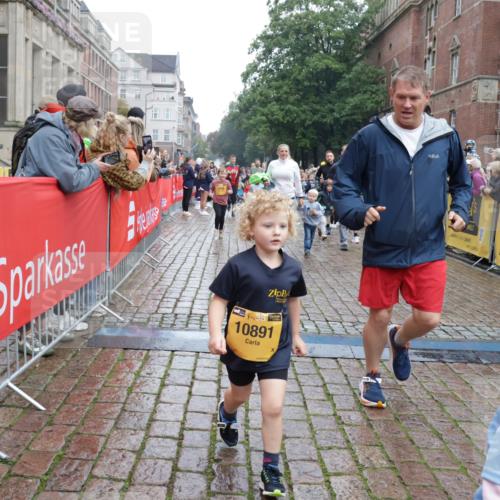 13.09.2026 - Kiel Lauf Yannick Fuchs http://msf.ph/oto/10273735 13.09.2026 08:36:22 Ziel 71, 308, 464, 465, 569, 740, 858, 923, 1648, 1829, 1875, 2310, 2328, 3149, 3434, 3532, 3656, 3689, 4002, 4007, 4473, 4474, 4495, 4500, 5481, 5486, 5499, 5658, 5842, 6101, 6143, 6491, 6838, 7128, 7136, 7147, 7225, 7228, 7523, 7629, 7634, 7679, 7908, 8228, 8267, 8961, 9625, 9794, 10111, 10140, 10712, 11355, 11577, 11592, 11782, 12239, 12447, 12504, 12645, 119, 440, 690, 741, 832, 1551, 1552, 1690, 1850, 2618, 2621, 2882, 2911, 3053, 3149, 4474, 6022 meine-sportfotos.de