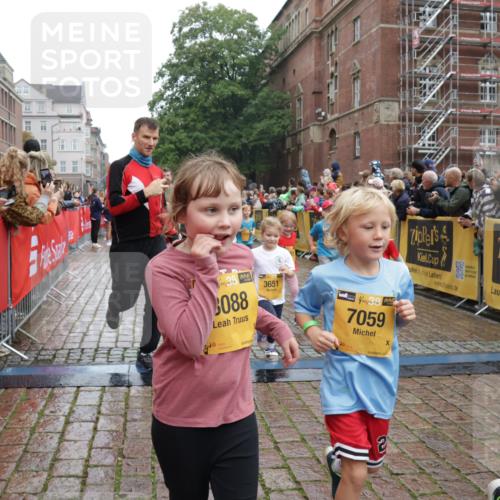 13.09.2026 - Kiel Lauf Yannick Fuchs http://msf.ph/oto/10273838 13.09.2026 08:36:27 Ziel 71, 308, 516, 874, 923, 1407, 1648, 1727, 1829, 1875, 3434, 3532, 3656, 3868, 4002, 4495, 4500, 5658, 5842, 6143, 6469, 6470, 7128, 7136, 7225, 7228, 7523, 7629, 7679, 7811, 8961, 9505, 9794, 10064, 10140, 10712, 11355, 11592, 11782, 12239, 12447, 12504, 12645, 71, 119, 440, 464, 465, 569, 690, 740, 832, 858, 1551, 1552, 1690, 2310, 2328, 2618, 2621, 2882, 2911, 3053, 3149, 3689, 4002, 4007, 4473, 4474, 5481, 5486, 5499, 6022, 6101, 6143, 6491, 7128 meine-sportfotos.de