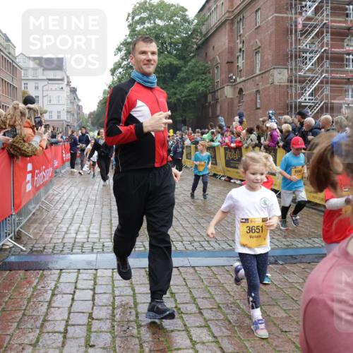 13.09.2026 - Kiel Lauf Yannick Fuchs http://msf.ph/oto/10273852 13.09.2026 08:36:27 Ziel 71, 308, 516, 874, 923, 1407, 1648, 1727, 1829, 1875, 3434, 3532, 3656, 3868, 4002, 4495, 4500, 5658, 5842, 6143, 6469, 6470, 7128, 7136, 7225, 7228, 7523, 7629, 7679, 7811, 8961, 9505, 9794, 10064, 10140, 10712, 11355, 11592, 11782, 12239, 12447, 12504, 12645, 71, 119, 440, 464, 465, 569, 690, 740, 832, 858, 1551, 1552, 1690, 2310, 2328, 2618, 2621, 2882, 2911, 3053, 3149, 3689, 4002, 4007, 4473, 4474, 5481, 5486, 5499, 6022, 6101, 6143, 6491, 7128 meine-sportfotos.de