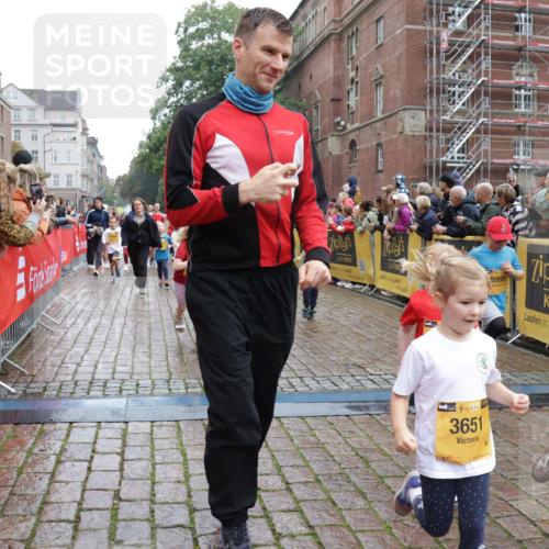 13.09.2026 - Kiel Lauf Yannick Fuchs http://msf.ph/oto/10273867 13.09.2026 08:36:28 Ziel 308, 516, 874, 923, 1407, 1648, 1727, 1829, 1875, 3246, 3434, 3532, 3656, 3868, 4495, 4500, 5658, 5842, 6308, 6452, 6469, 6470, 6474, 6475, 7136, 7225, 7228, 7523, 7629, 7679, 7811, 9505, 9794, 10064, 10140, 10712, 11355, 11592, 11782, 12239, 12504, 12645, 71, 119, 440, 464, 465, 569, 690, 740, 832, 858, 1551, 1552, 1690, 2310, 2328, 2618, 2621, 2882, 2911, 3053, 3149, 3434, 3689, 4002, 4007, 4473, 4474, 5481, 5486, 5499, 6022, 6101, 6143, 6491, 7128, 1031 meine-sportfotos.de