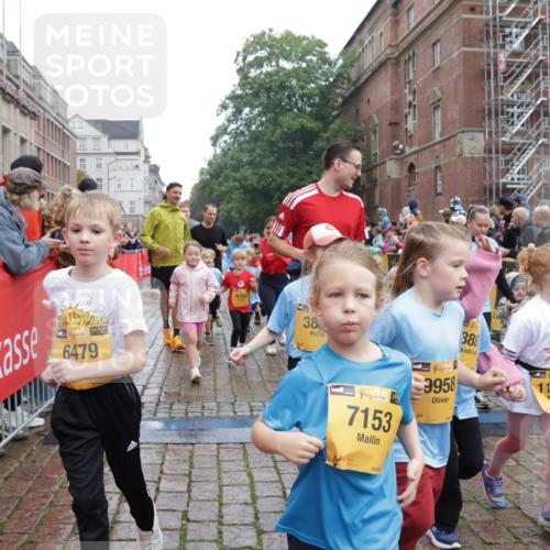 13.09.2026 - Kiel Lauf Yannick Fuchs http://msf.ph/oto/10273993 13.09.2026 08:36:34 Ziel 516, 874, 1407, 1727, 1829, 2464, 3088, 3246, 3532, 3651, 3868, 5658, 6308, 6452, 6469, 6470, 6474, 6475, 6983, 7059, 7136, 7811, 8804, 9505, 10064, 10753, 10891, 71, 308, 440, 464, 465, 569, 690, 740, 832, 858, 923, 1551, 1552, 1648, 1690, 1829, 1875, 2310, 2328, 2621, 2911, 3053, 3149, 3434, 3656, 3689, 4002, 4007, 4473, 4474, 4495, 4500, 5481, 5486, 5499, 5842, 6022, 6101, 6143, 6491, 7128, 1031, 1690, 2618, 3762, 5990, 6446 meine-sportfotos.de