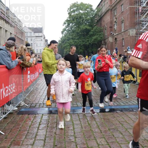 13.09.2026 - Kiel Lauf Yannick Fuchs http://msf.ph/oto/10274032 13.09.2026 08:36:35 Ziel 516, 874, 1407, 1727, 2464, 3088, 3246, 3532, 3651, 3868, 5658, 6308, 6452, 6469, 6470, 6474, 6475, 6983, 7059, 7136, 7811, 8804, 9251, 9505, 10064, 10753, 10891, 71, 308, 440, 464, 465, 569, 690, 740, 832, 858, 923, 1551, 1552, 1648, 1829, 1875, 2310, 2328, 2621, 2911, 3053, 3149, 3434, 3656, 3689, 4002, 4007, 4473, 4474, 4495, 4500, 5481, 5486, 5499, 5842, 6022, 6101, 6143, 6491, 7128, 1031, 1690, 2618, 3762, 5990, 6446 meine-sportfotos.de