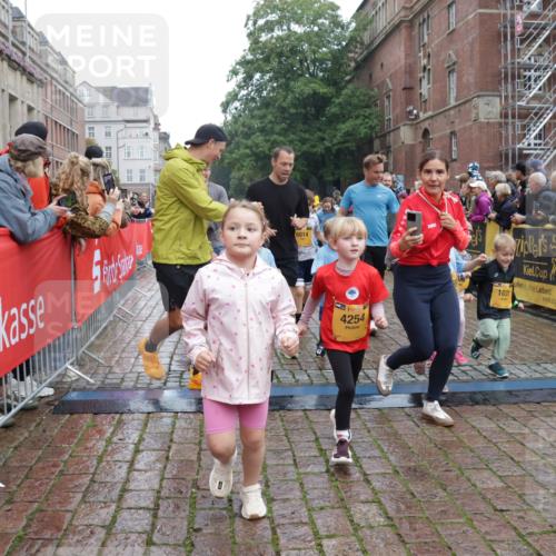 13.09.2026 - Kiel Lauf Yannick Fuchs http://msf.ph/oto/10274046 13.09.2026 08:36:36 Ziel 516, 874, 1407, 1727, 2464, 3088, 3246, 3532, 3651, 3868, 5658, 6308, 6452, 6469, 6470, 6474, 6475, 6983, 7059, 7136, 7811, 8804, 8995, 9251, 9505, 10064, 10753, 10891, 71, 308, 440, 464, 465, 569, 690, 740, 832, 858, 923, 1551, 1552, 1648, 1829, 1875, 2310, 2328, 2621, 2911, 3053, 3149, 3434, 3532, 3656, 3689, 4002, 4007, 4473, 4474, 4495, 4500, 5481, 5486, 5499, 5658, 5842, 6022, 6101, 6143, 6491, 7128, 7136, 1031, 1690, 2618, 3762, 5990, 6446 meine-sportfotos.de